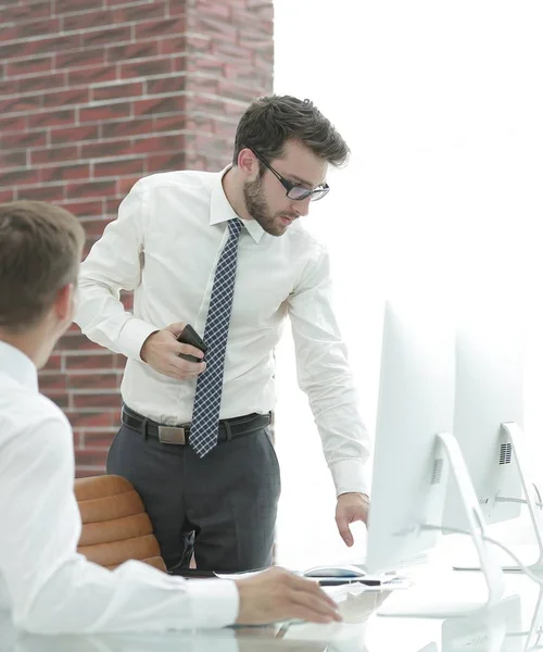 Empresário Resolve Problemas Trabalho Falar Smartphone — Fotografia de Stock