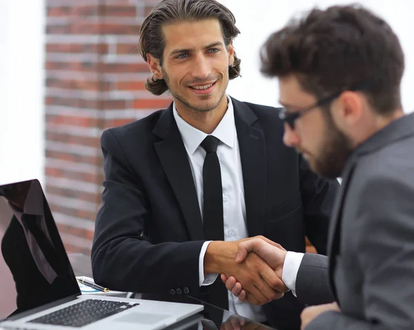 Primo piano. stretta di mano di affari in un ufficio . — Foto Stock