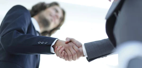 Gente de negocios exitosa apretón de manos después de un buen trato . —  Fotos de Stock
