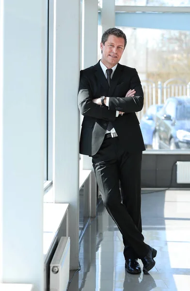 Homem de negócios sério em pé no corredor do escritório . — Fotografia de Stock