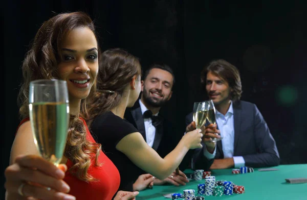 Mädchen trinkt Cocktail im Casino — Stockfoto