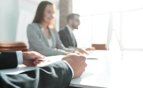 Bild verschwimmt. Geschäftspartner beim Treffen — Stockfoto