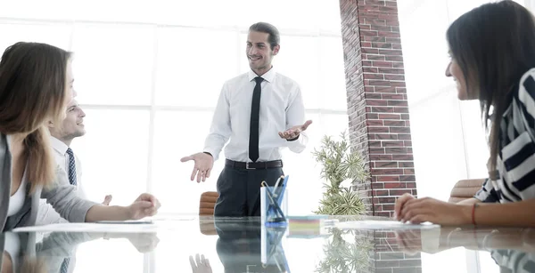 Hombre de negocios en reunión con el equipo de negocios —  Fotos de Stock