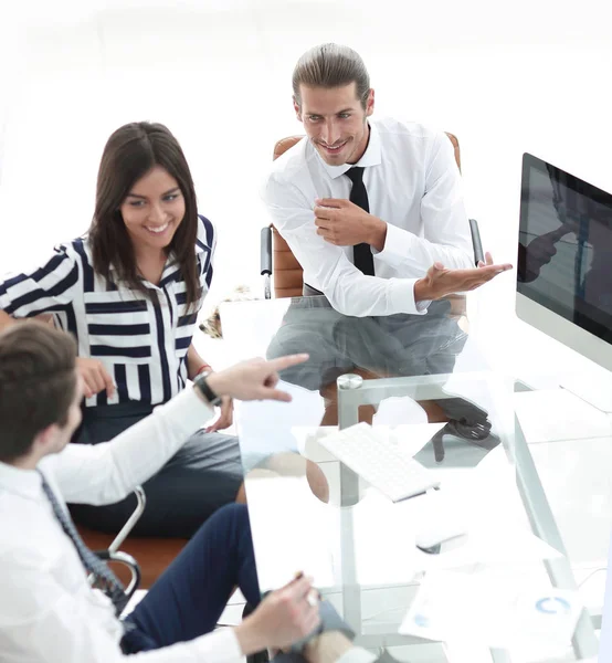 Hombre de negocios rueda su reunión con el equipo de negocios — Foto de Stock