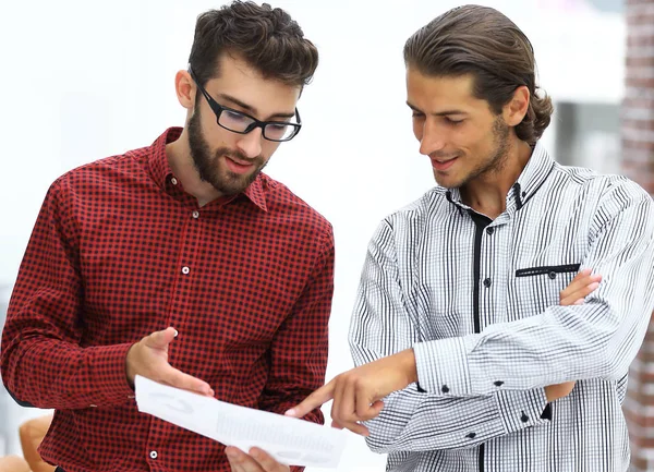 Ofiste konuşmak iki ofis çalışanı.