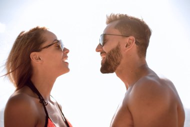 Mutlu çift sahilde açık havada kaygısız vakit.