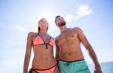 Genç aile mavi gökyüzü için arıyorsunuz.