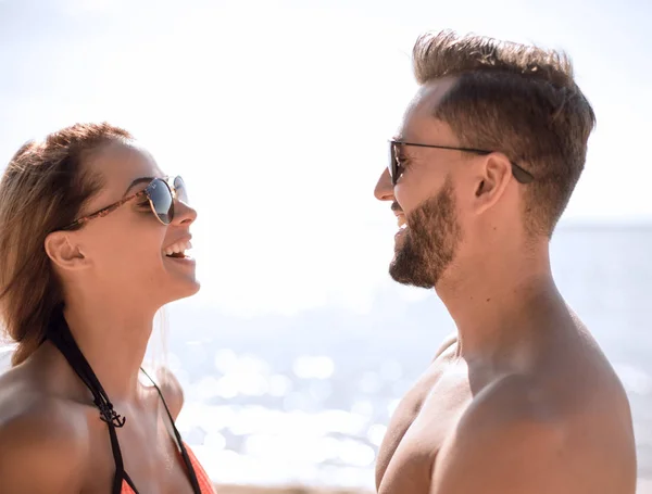 Glückliches Paar, das unbeschwerte Zeit am Strand im Freien verbringt. — Stockfoto