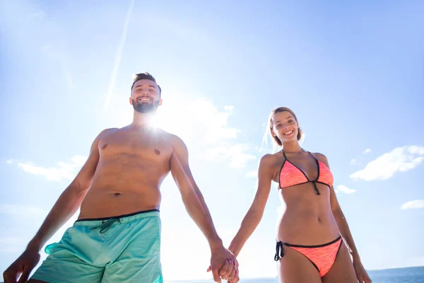 Счастливая влюбленная пара наслаждается пляжем . — стоковое фото