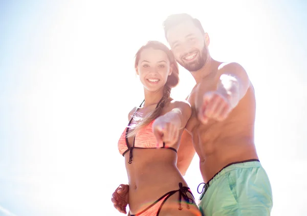 Imagen de una alegre pareja señalándote con el dedo . — Foto de Stock