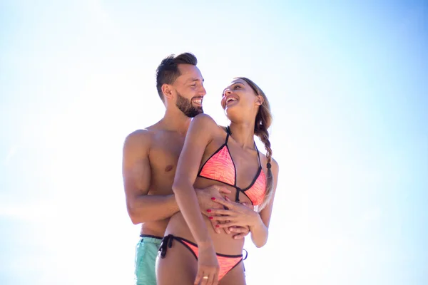 Giovane famiglia felice guardando l'un l'altro. — Foto Stock