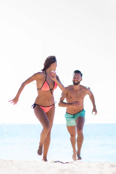 Romantikus pár séta a gyönyörű trópusi strandon. — Stock Fotó