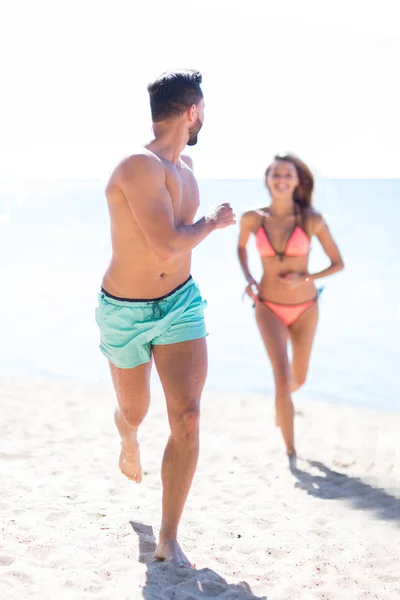 Pareja feliz divirtiéndose en la playa. —  Fotos de Stock