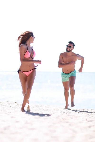 Imagen de amantes felices corriendo por la playa . — Foto de Stock