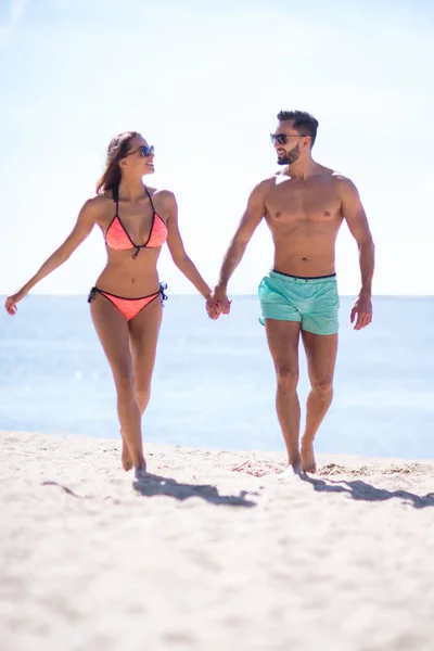 Foto de pareja feliz en la playa . — Foto de Stock