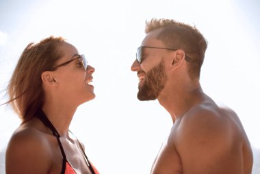 Mutlu çift sahilde açık havada kaygısız vakit.