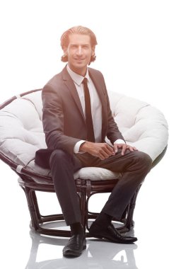 büyük rahat bir sandalyede oturan işadamı