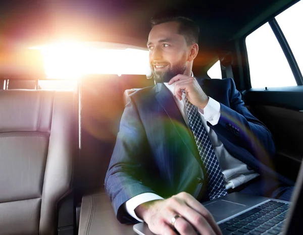 Hombre de negocios seguro sentado en el coche — Foto de Stock