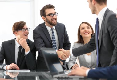 İki ile bir toplantı sırasında bir masada oturan iş arkadaşları