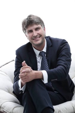 Yorgun işadamı dinlenme, yumuşak bir sandalyede oturuyor.