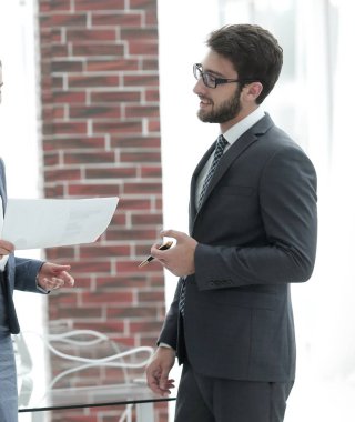 çalışanların önemli belgeler tartışmak