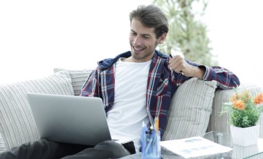 mutlu adam evden dizüstü bilgisayar ile çalışma. freelancing kavramı.