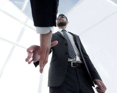 İki iş adamı el sıkışacak.