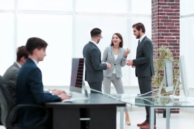 Genç iş ekibi çalışma başlangıç modern office.