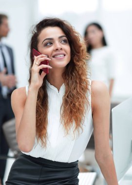 Yakın plan. Akıllı telefonlu bir iş kadını.