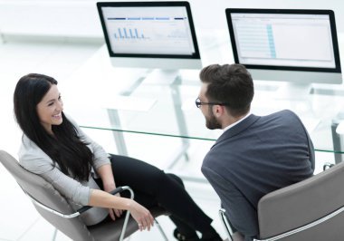 Bir iş ekibinin üyeleri çalışma sorunlarını tartışıyor