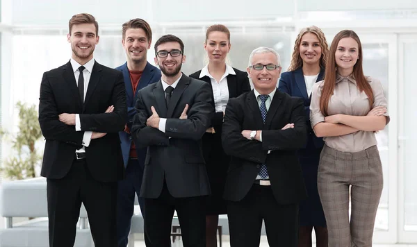 Hombre de negocios senior y su equipo de negocios seguro — Foto de Stock