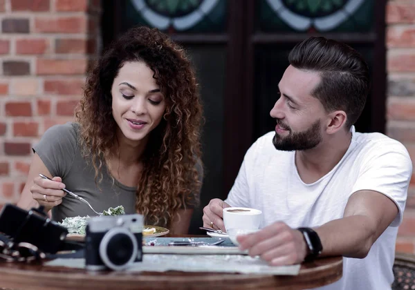 Junges Paar genießt Kaffee in einem Straßencafé und lacht — Stockfoto