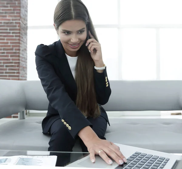 Managerin telefoniert mit Handy — Stockfoto