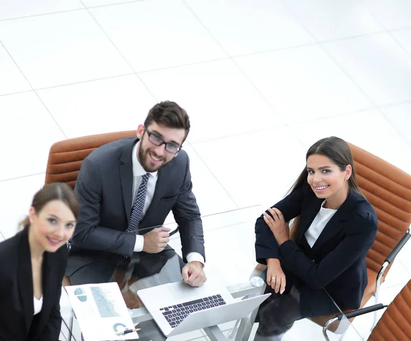 Equipe de negócios trabalhando com documentos financeiros — Fotografia de Stock