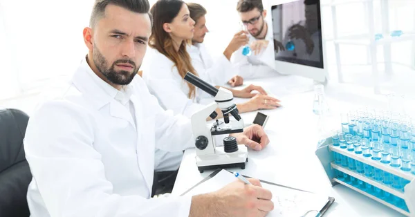 Científicos serios que trabajan en el laboratorio — Foto de Stock