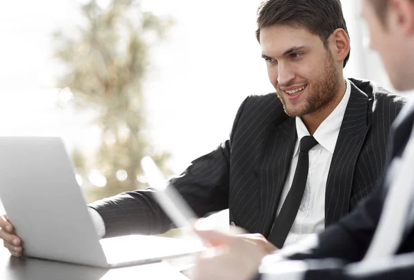 Closeup.successful hombre de negocios con un colega discutiendo temas de trabajo —  Fotos de Stock