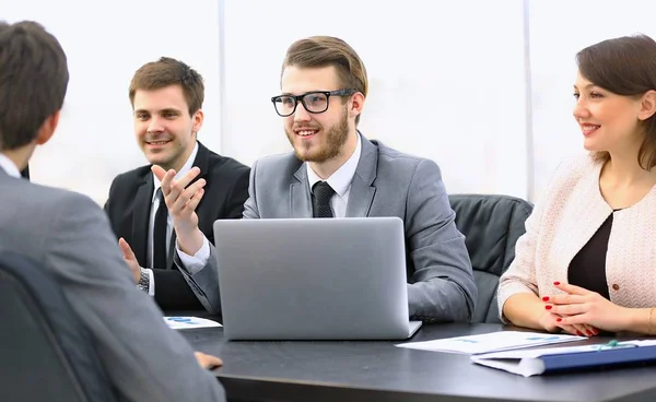 Manager communicates with the client in the office — Stock Photo, Image