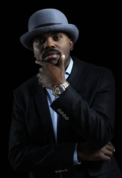 照片中英俊的非洲男子头戴帽子在演播室摆姿势. — 图库照片