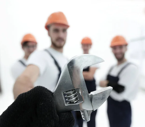 Nahaufnahme. der Schraubenschlüssel in den Händen der Bauarbeiter — Stockfoto