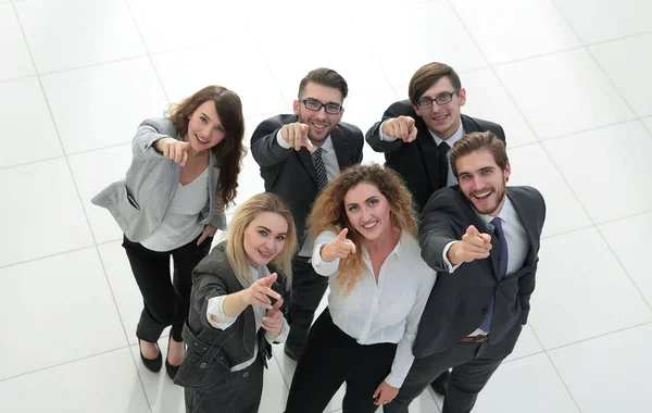Sonriente equipo de negocios mostrando pulgares hacia arriba — Foto de Stock