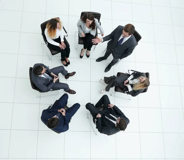 Ovanifrån i business-team som diskuterar nya idéer. — Stockfoto