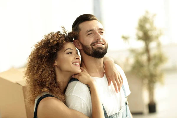 Retrato de um casal amoroso em um novo apartamento . — Fotografia de Stock