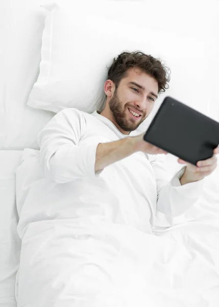 Imagen de fondo. hombre trabajando con tableta digital . — Foto de Stock