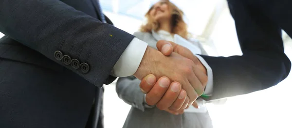 Foto av handslag av två glada affärsmän — Stockfoto