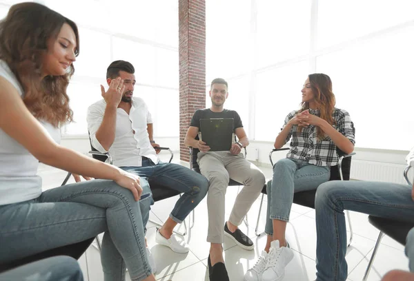 Geschäftsteam sitzt in der Lobby des Büros — Stockfoto