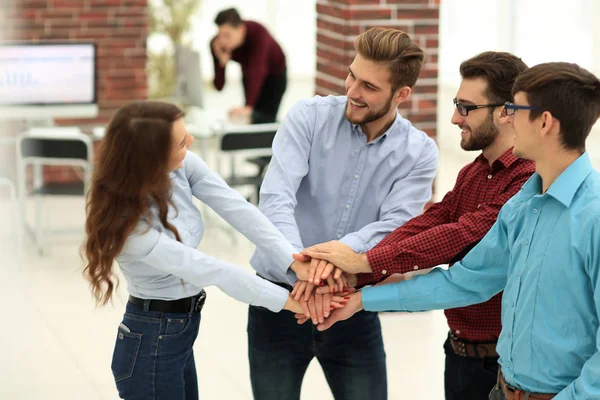 Grupp av människor händer tillsammans partnerskap lagarbete. — Stockfoto