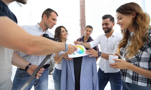 Equipo de diseñadores discutiendo la paleta de colores — Foto de Stock