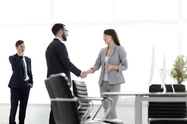 Willkommener Händedruck zwischen Manager und Kunde — Stockfoto