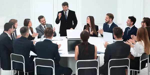 Zakelijke onderhandelingen aan de rondetafelconferentie — Stockfoto