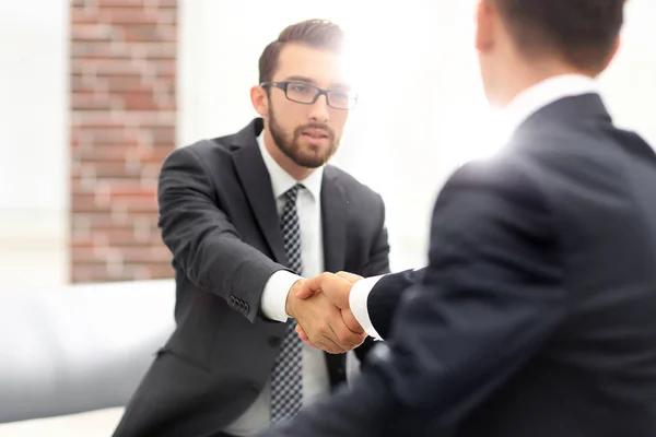 To kolleger som håndhilser etter et forretningsmøte – stockfoto
